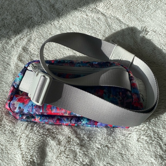 Lululemon 1L Everywhere Belt Bag Flower Glide Multi/Vapor NWOT - Picture 2 of 6